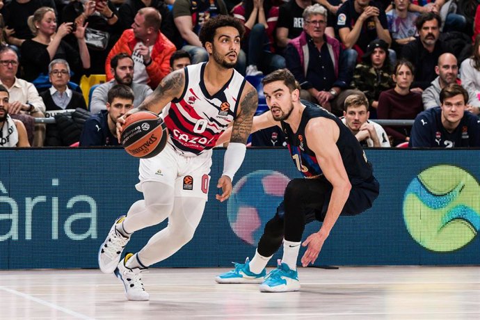 Archivo - El jugador del Cazoo Baskonia Markus Howard en una acción frente a Tomas Satoransky del Bara