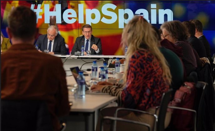 El líder del PP, Alberto Núñez Feijóo, se reúne con corresponsales extranjeros en la sede del PP un día después de registrarse la Ley de Amnistía en el Congreso.