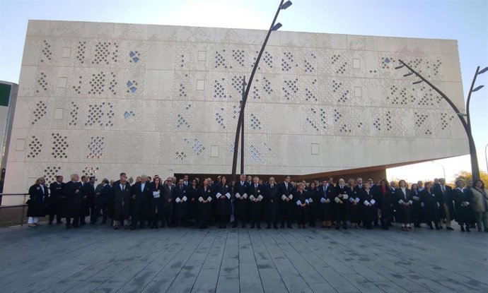 Concentración de jueces, fiscales, letrados, abogados y procuradores ante la Ciudad de la Justicia de Córdoba este lunes en contra de la ley de amnistía tras el acuerdo PSOE-Junts.