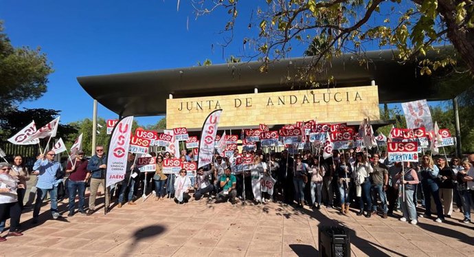 USO protesta ante Educación para exigir que "se acabe con las injusticias que viven" los docentes de la concertada