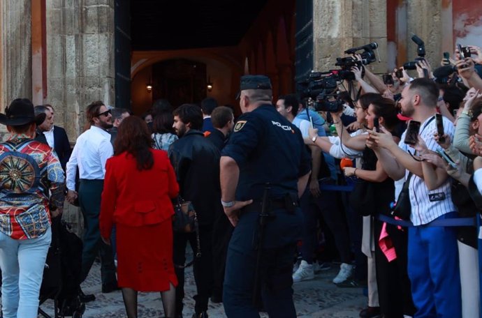 Llegada del cantante Manu Carrasco al Alcázar con motivo de la recepción a los nominados a los Grammy que ofrece la Academia Latina de Grabación.