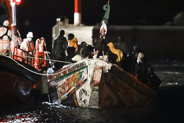 Decenas de personas en un cayuco son rescatadas a su llegada al muelle de La Restinga, a 4 de noviembre de 2023, en El Hierro, Islas Canarias (España). 