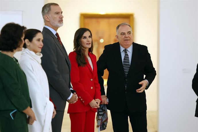 El rey Felipe VI y la reina Letizia junto a la Presidenta de la Comunidad de Madrid, Isabel Díaz Ayuso, durante la inauguración de la exposición Picasso 1906. La gran transformación en el Museo Nacional Centro de Arte Reina Sofía