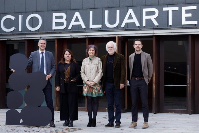 El director general de Cultura, Ignacio Apezteguía, la delegada en Navarra de la Fundación La Caixa, Izaskun Azcona, la consejera Esnaola, Ramón Andrés, comisario de los Encuentros, y Ruben Jauquicoa, director gerente en Fundación Baluarte