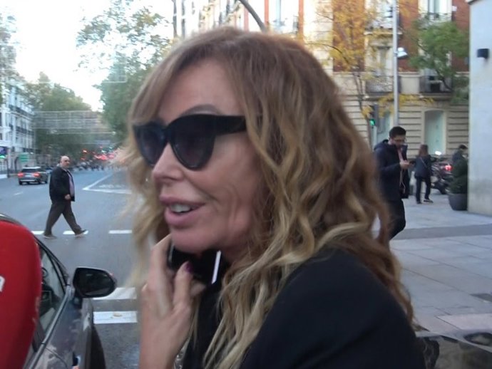 Lara dibildos sale de comer de un conocido restaurante de la capital madrileña