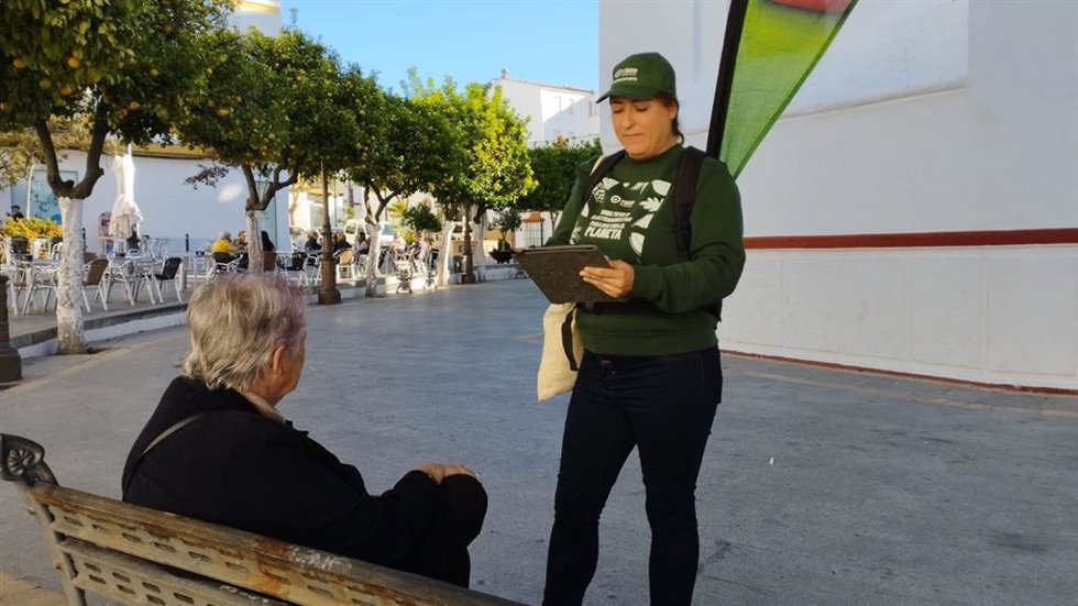 Una voluntaria informa en Sanlúcar sobre el reciclaje de residuos electrónicos.