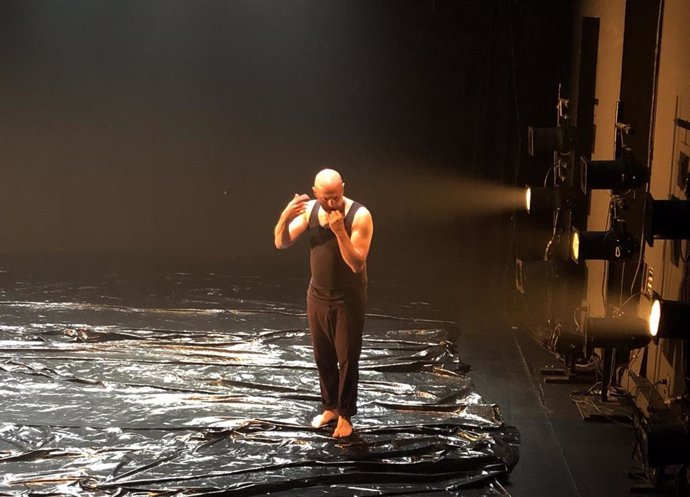 El actor Will Keen interpreta una escena durante el pase gráfico de 'La gran cacería', obra de Juan Mayorga cuyo estreno absoluto se producirá este viernes en el marco del Festival de Otoño de la Comunidad de Madrid.