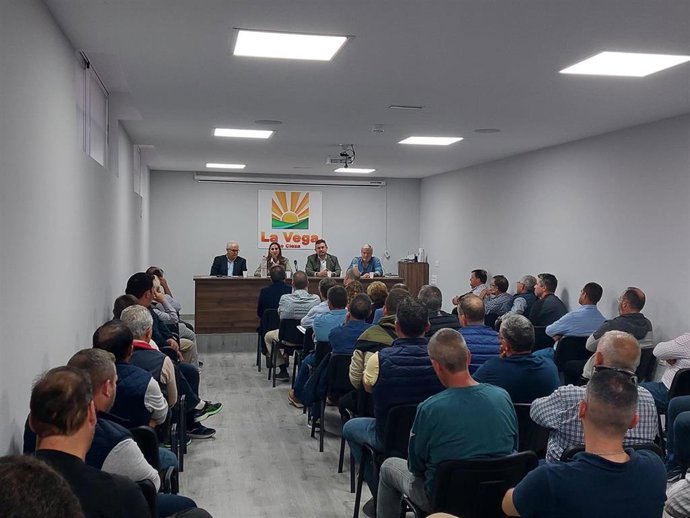 La consejera de Agua, Agricultura, Ganadería y Pesca, Sara Rubira, con los agricultores de la fruta de hueso