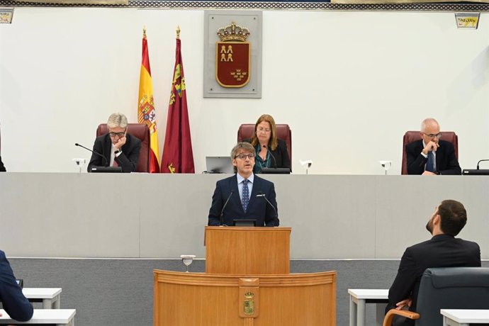 El consejero de Economía, Empresa y Hacienda, Luis Alberto Marín, en la Asamblea Regional antes de la votación