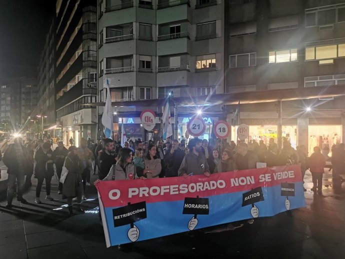 Profesores se concentran contra el acuerdo de bajada de ratios y horarios en Praza Roxa, Santiago de Compostela.