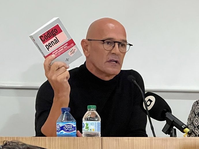 El exconseller de la Generalitat de Catalunya y dirigente de ERC Raül Romeva participa en el acto 'En defensa de la amnistía', organizado por el Bloc d'Estudiantat Agermanat (BEA) en Valncia