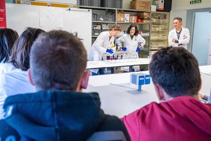 Alumnos del Colegio Los Ángeles de Logroño han participado en el Taller 'La química se mueve' en los laboratorios de la Universidad de La Rioja