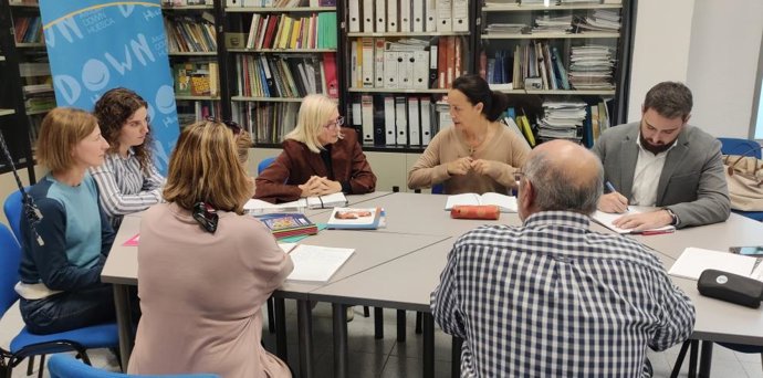 La consejera de Bienestar Social y Familia del Gobierno de Aragón, Carmen Susín, mantiene un encuentro con los representantes de Down Huesca en su sede.
