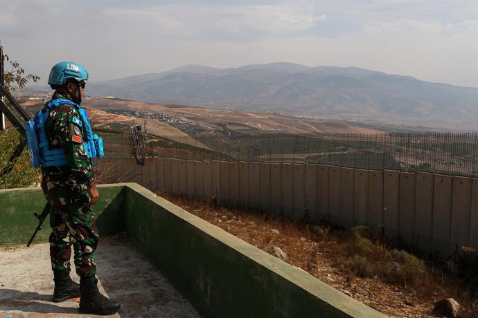 Archivo - 09 October 2023, Lebanon, Adaisseh: Indonesian soldiers from the UN peace keeping force in south Lebanon (UNIFIL), secure an area in the Lebanese southern village of Adaisseh located at the Lebanese-Israeli border where Israeli settlements are