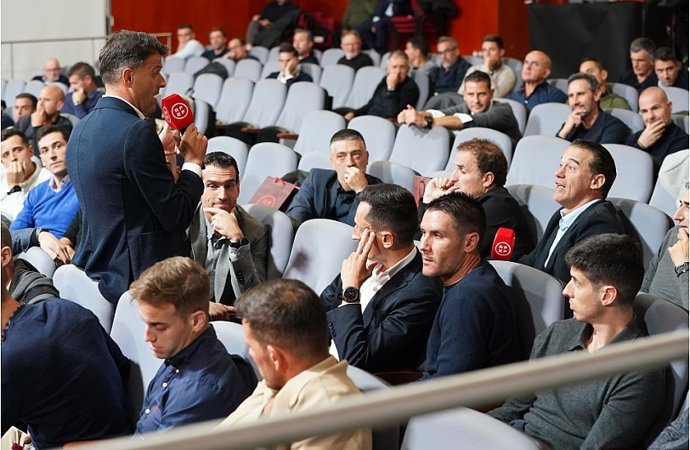 El colegiado extremeño Jesús Gil Manzano se dirige a los entrenadores