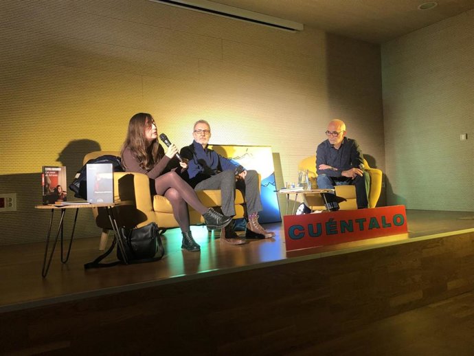 Nuevo lleno de 'Cuéntalo' en la conversación entre Eloy Tizón y Elvira Navarro en la Biblioteca Rafael Azcona
