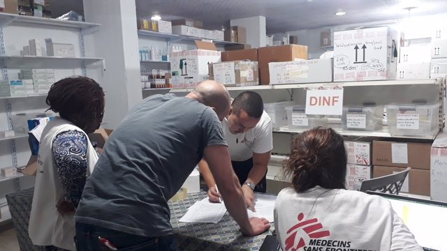 Archivo - Personal de MSF haciendo inventario de insumos médicos para la Franja de Gaza