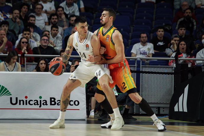 Archivo - Gabriel Deck of Real Madrid and Josep Puerto of Valencia Basket in action during Turkish Airlines Euroleague basketball match between Real Madrid and Valencia Basket at Wizink Center on March 09 in Madrid, Spain.