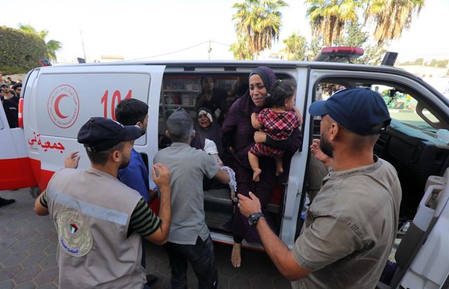 Civiles palestinos heridos son trasladados a un hospital tras un ataque israelí en la Franja de Gaza