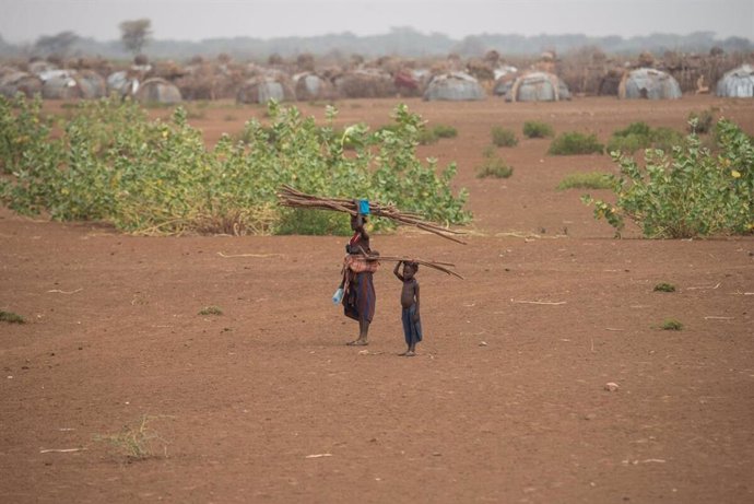 Archivo - Una mujer y un niño en la zona Sur de Omo, en Etiopía