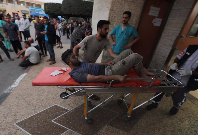 Un palestino herido entrando en un hospital en la Franja de Gaza