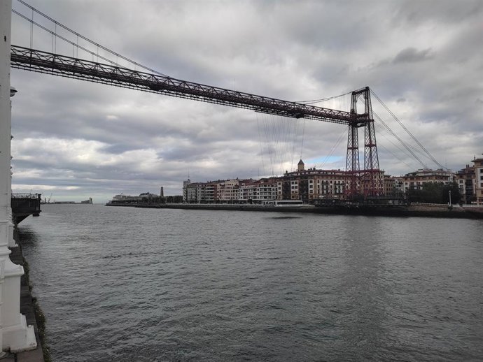 Cielo muy nuboso sobre el Puente de Bizkaia