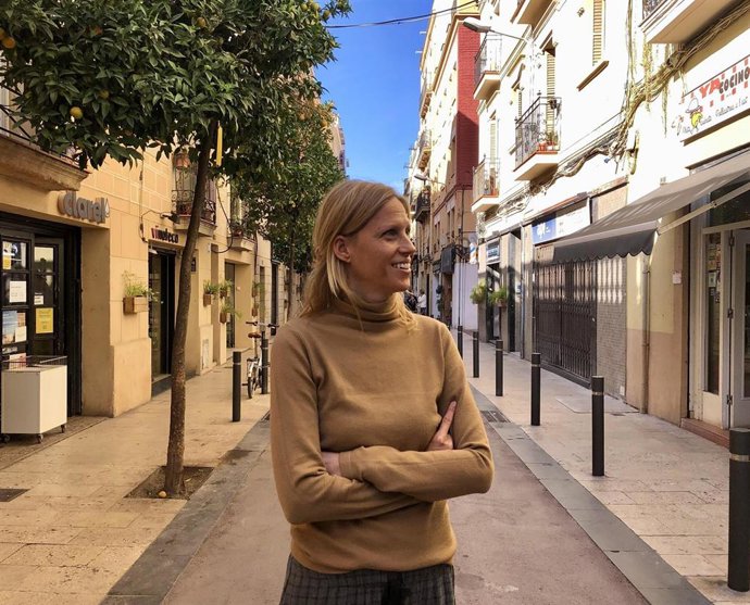 Una de las impulsoras y portavoz de la iniciativa Adolescncia Lliure de Mbil, Elisabet Garcia Permanyer, tras una entrevista de Europa Press