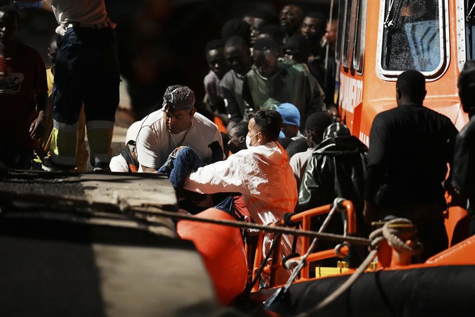 Un niño es atendido por los servicios de emergencia a su llegada al muelle de La Restinga, a 4 de noviembre de 2023, en El Hierro, Islas Canarias (España). Salvamento Marítimo ha rescatado durante la madrugada de hoy un total de cuatro cayucos en aguas