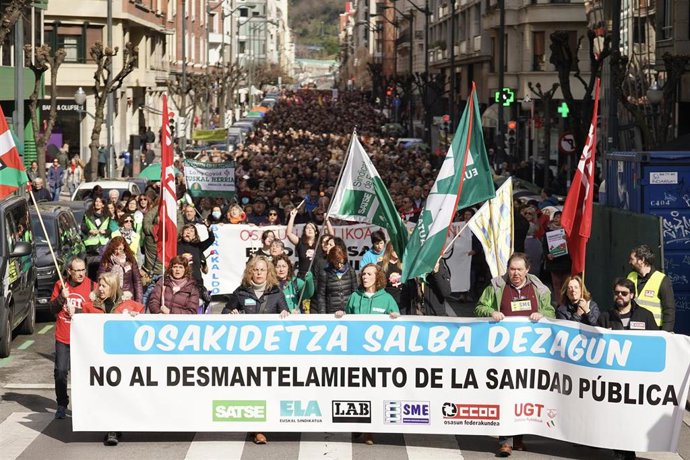 Archivo - Manifestación a favor de la sanidad pública vasca