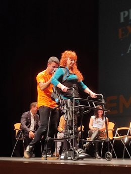 La asociación Esclerosis Múltiple Navarra presenta el primer exoesqueleto de la Comunidad foral