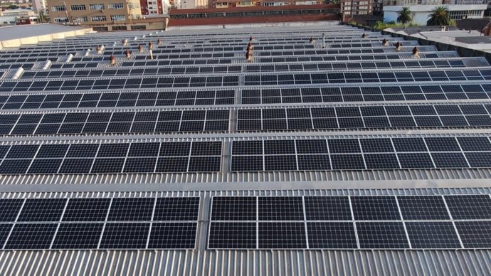 Archivo - Paneles solares en una empresa