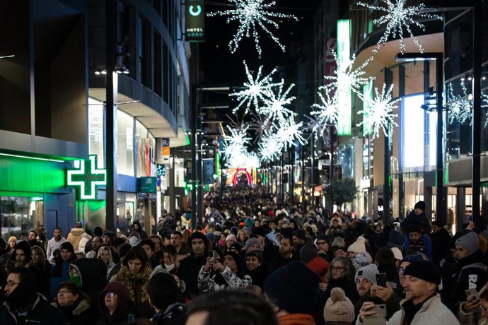 Archivo - Numerosas personas pasean por  calles comerciales en Navidad