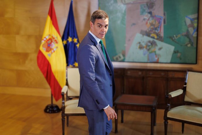 Archivo - El secretario general del PSOE y presidente del Gobierno en funciones, Pedro Sánchez, se reúne con el líder del Partido Popular, Alberto Núñez Feijóo, dentro de la ronda de contactos para la investidura, en el Congreso de los Diputados.