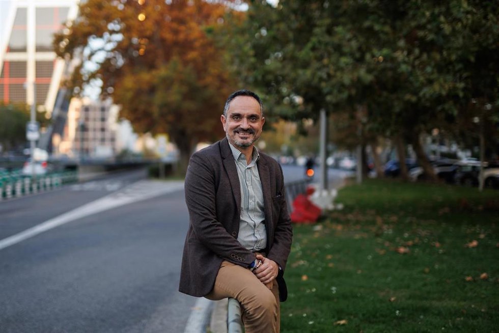 El alcalde de Móstoles, Manuel Bautista (PP), posa en una entrevista con Europa Press