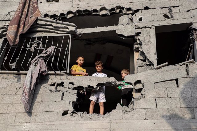 Niños palestinos en un edificio dañado por un ataque del Ejército de Israel contra la ciudad de Jan Yunis, en la Franja de Gaza