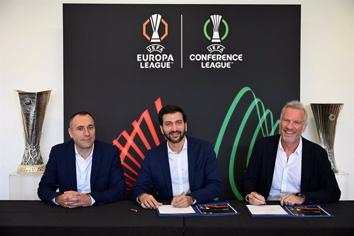 Firma del acuerdo entre KIPSTA y UEFA.