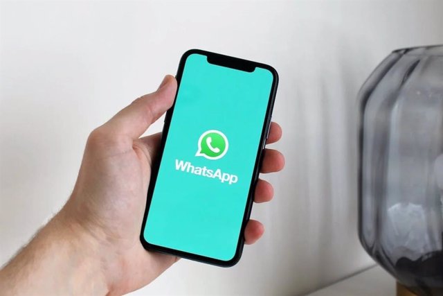 Archivo - Logo de WhatsApp en un 'smartphone'.