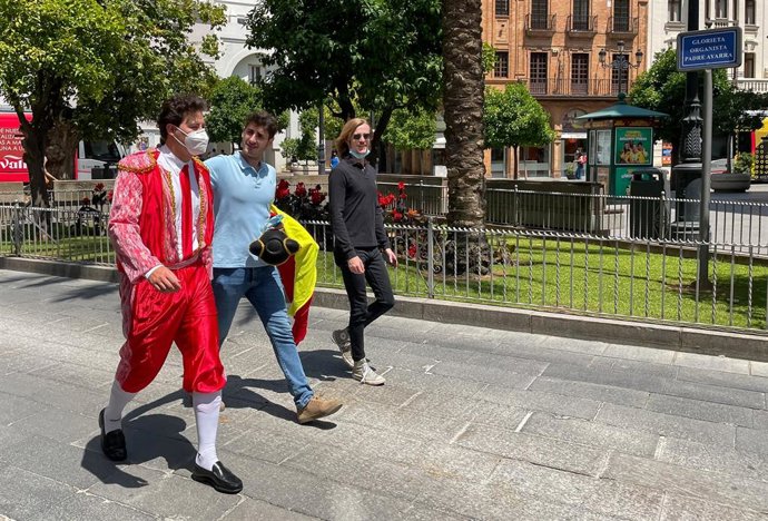 Archivo - Dos jóvenes, ataviados con la vestimenta de las despedidas de soltero, en una imagen de archivo 