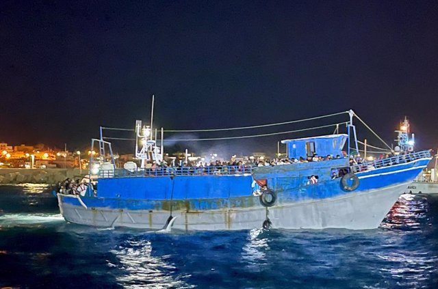 November 4, 2023, LAMPEDUSA: Un peschereccio, con a bordo circa 400 migranti, è giunto a Lampedusa ed ha attraccato al molo commerciale dove sono ancora in corso le operazioni di sbarco. A scortarlo fino alla banchina, per evitare rischi perché sull'isola
