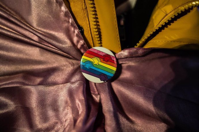 Un pin con la bandera del colectivo LGTBI durante una manifestación para defender las leyes Trans y LGTBI de la Comunidad de Madrid, en la Puerta del Sol, a 13 de noviembre de 2023, en Madrid (España). La plataforma 'Ni un paso atrás' ha convocado una man