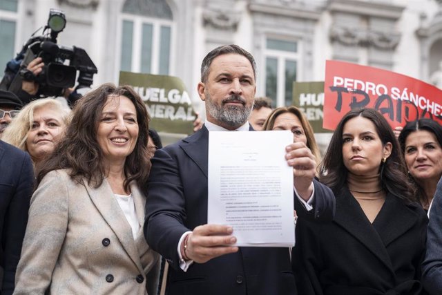 El líder de Vox, Santiago Abascal (c), posa con una querella junto a sus diputados, en el Tribunal Supremo, a 14 de noviembre de 2023, en Madrid (España). 