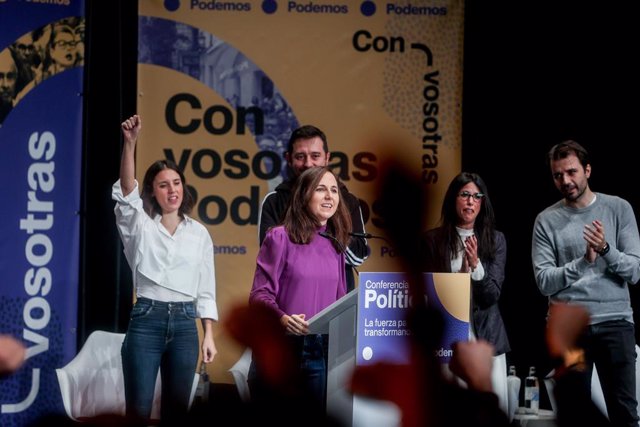 (I-D) La secretaria de Acción de Gobierno de Podemos y ministra de Igualdad en funciones, Irene Montero, el secretario de Horizonte Republicano de Podemos, Rafa Mayoral, la secretaria general de Podemos y ministra de Derechos Sociales y Agenda 2030 en fun