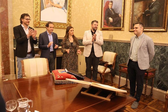 El director general de IB3, Albert Salas, tras prometer su cargo en el Parlament.