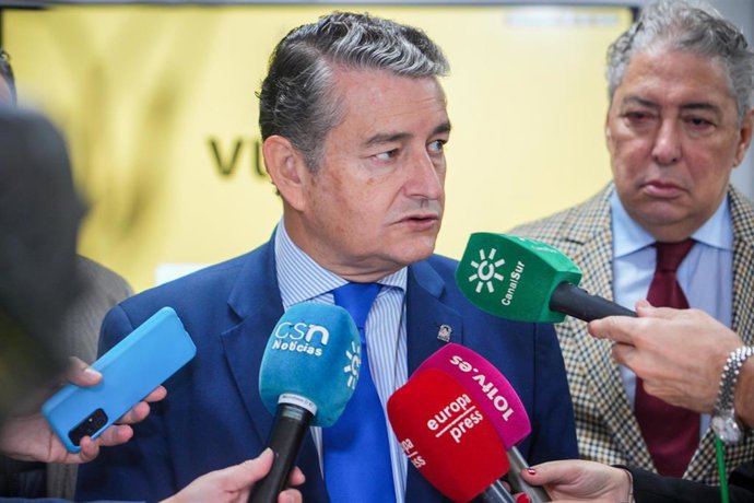 El consejero de la Presidencia, Interior, Diálogo Social y Simplificación Administrativa, Antonio Sanz interviene tras la inauguración del nuevo Punto Vuela, a 15 de noviembre de 2023, en Sevilla, (Andalucía, España). El consejero de la Presidencia, Int