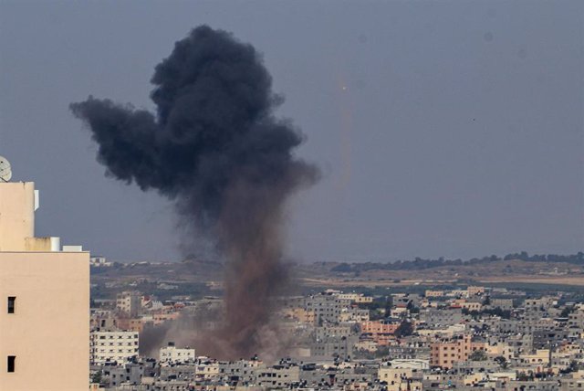 Una columna de humo tras un ataque del Ejército de Israel contra la ciudad de Gaza, en el norte de la Franja de Gaza