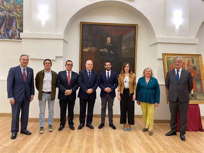 Representantes de la Comunidad Autónoma, el Ayuntamiento de Murcia, el Cabildo de Cofradías y el Centro de Restauración, en el acto de entrega de la obra, situada detrás.