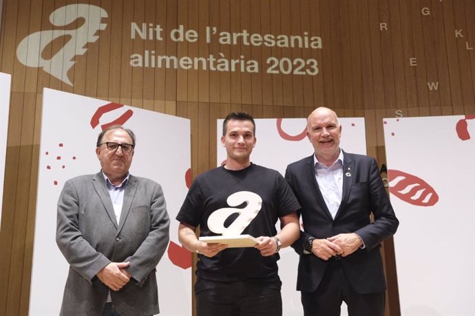 Carmel Mdol y David Mascort entregan el Premio al Mejor Joven Artesano Alimentario Innovador 2023 a Enric Badia