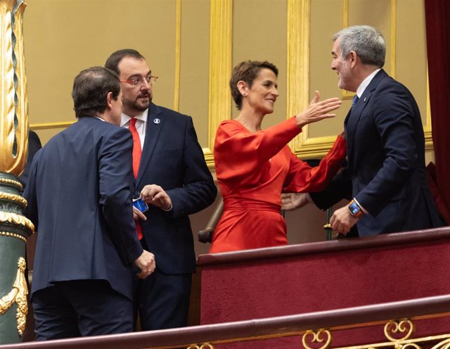 (I-D) El presidente de la Junta de Castilla y León, Alfonso Fernández Mañueco; el presidente de Asturias, Adrián Barbón; la presidenta de la Comunidad Foral de Navarra, María Chivite, y el presidente de Canarias, Fernando Clavijo, durante el acto de jura 