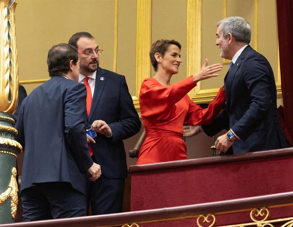 (I-D) El presidente de la Junta de Castilla y León, Alfonso Fernández Mañueco; el presidente de Asturias, Adrián Barbón; la presidenta de la Comunidad Foral de Navarra, María Chivite, y el presidente de Canarias, Fernando Clavijo, durante el acto de jur