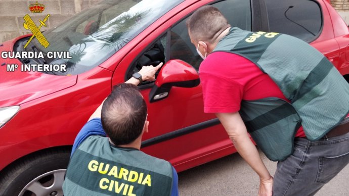 Dos agentes de la Guardia Civil.